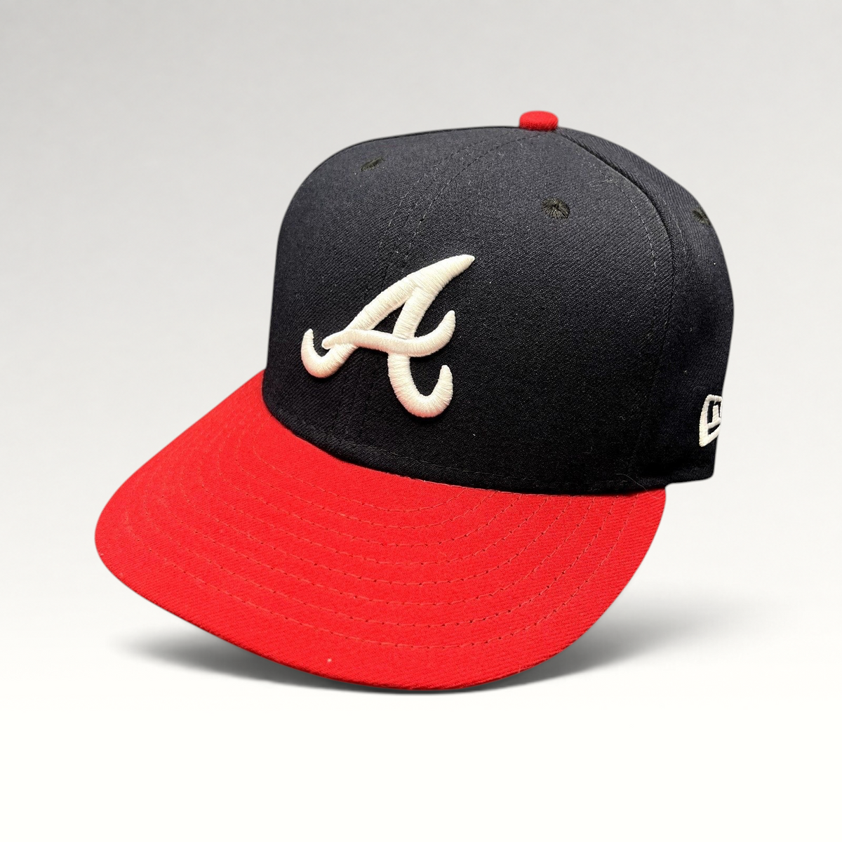 Raree Finds New Era 59FIFTY Atlanta Braves fitted hat with navy crown, red flat brim, and white embroidered A logo.