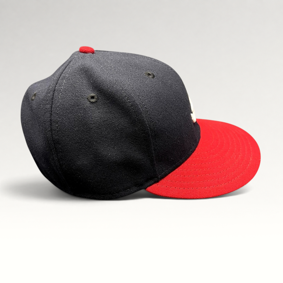 Raree Finds New Era 59FIFTY Atlanta Braves fitted hat with navy crown, red visor, and embroidered logo.