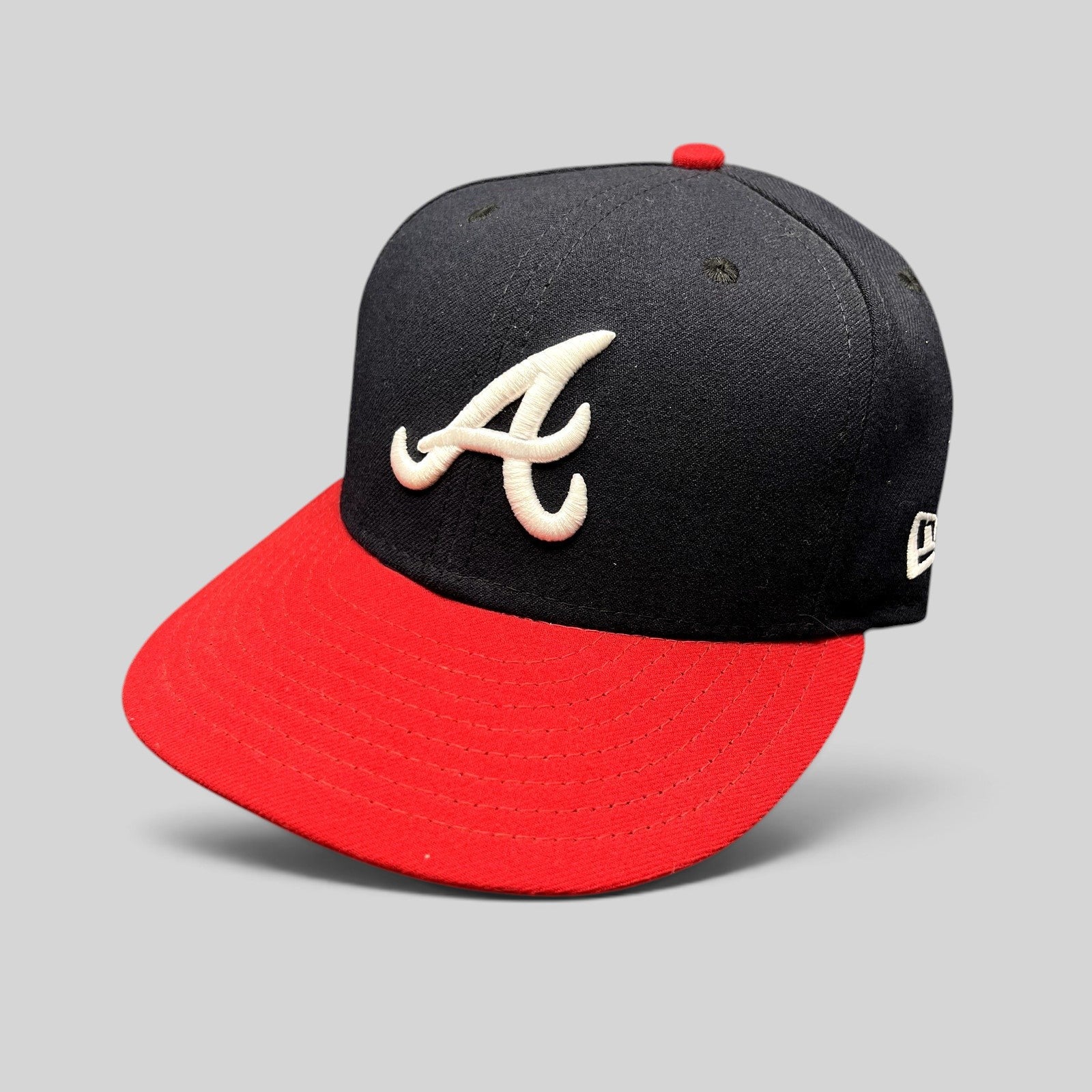 Raree Finds New Era 59FIFTY Atlanta Braves fitted hat with navy crown, red flat brim, and white embroidered A logo.