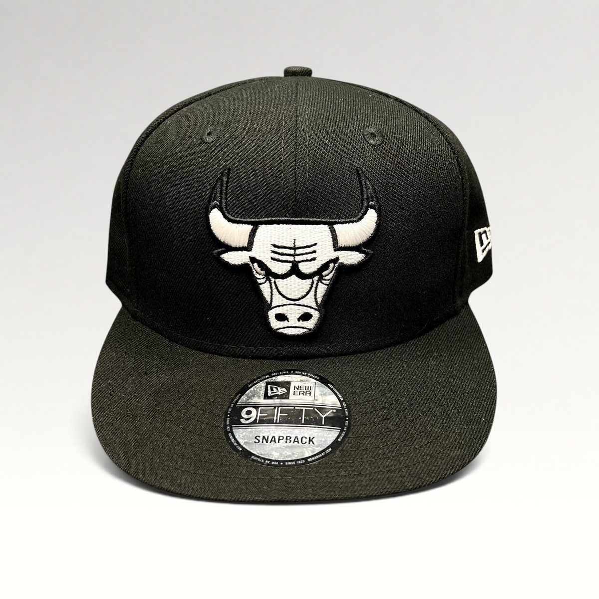 Raree Finds Chicago Bulls New Era 9FIFTY snapback hat in black with a white embroidered logo and flat brim.
