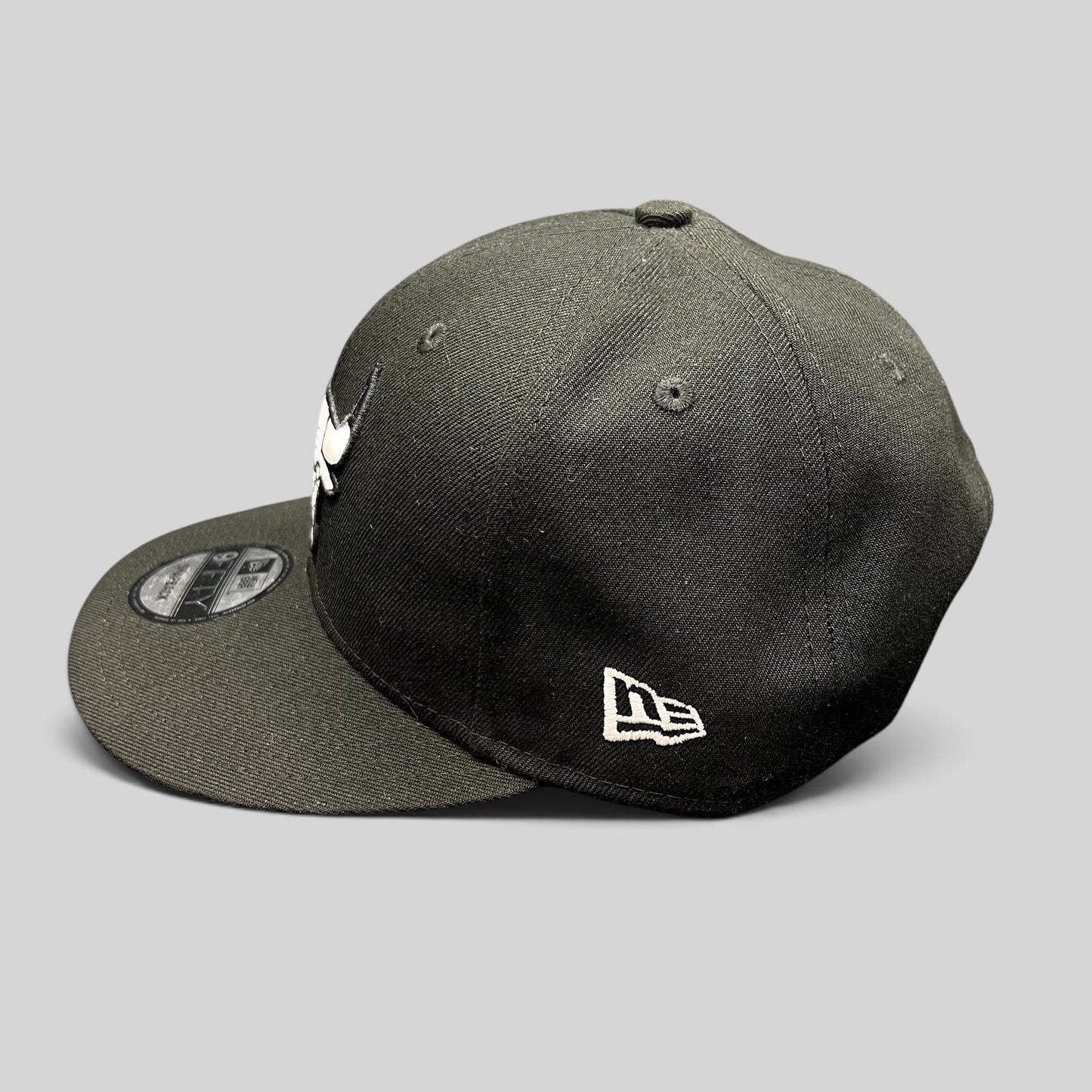 Raree Finds Chicago Bulls black and white 9FIFTY snapback hat with raised logo embroidery and side New Era flag
