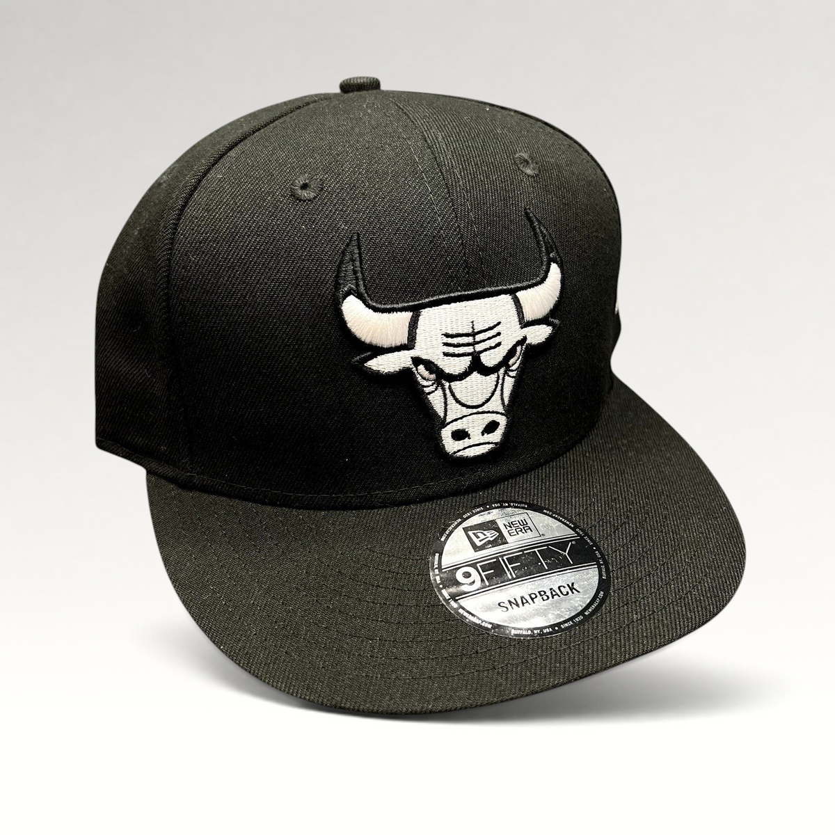 Raree Finds Chicago Bulls black and white 9FIFTY snapback hat with raised embroidered logo and flat visor