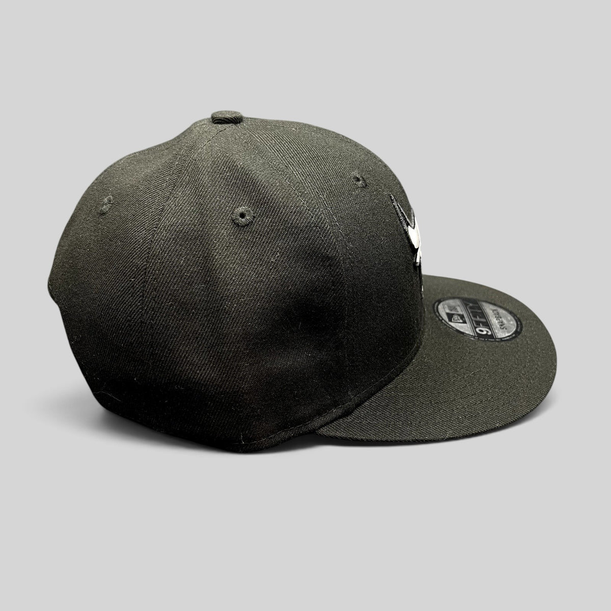 Raree Finds Chicago Bulls black and white 9FIFTY snapback hat with flat visor and raised logo embroidery