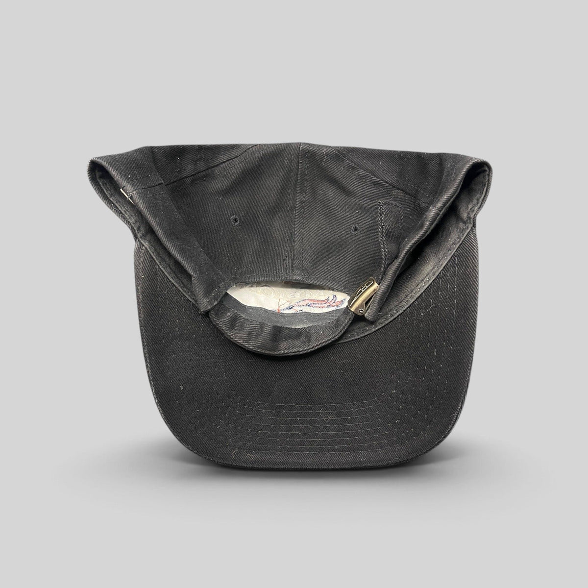 Raree Finds vintage 1998 Denver Broncos Super Bowl XXXII champions black cotton strapback hat, back view