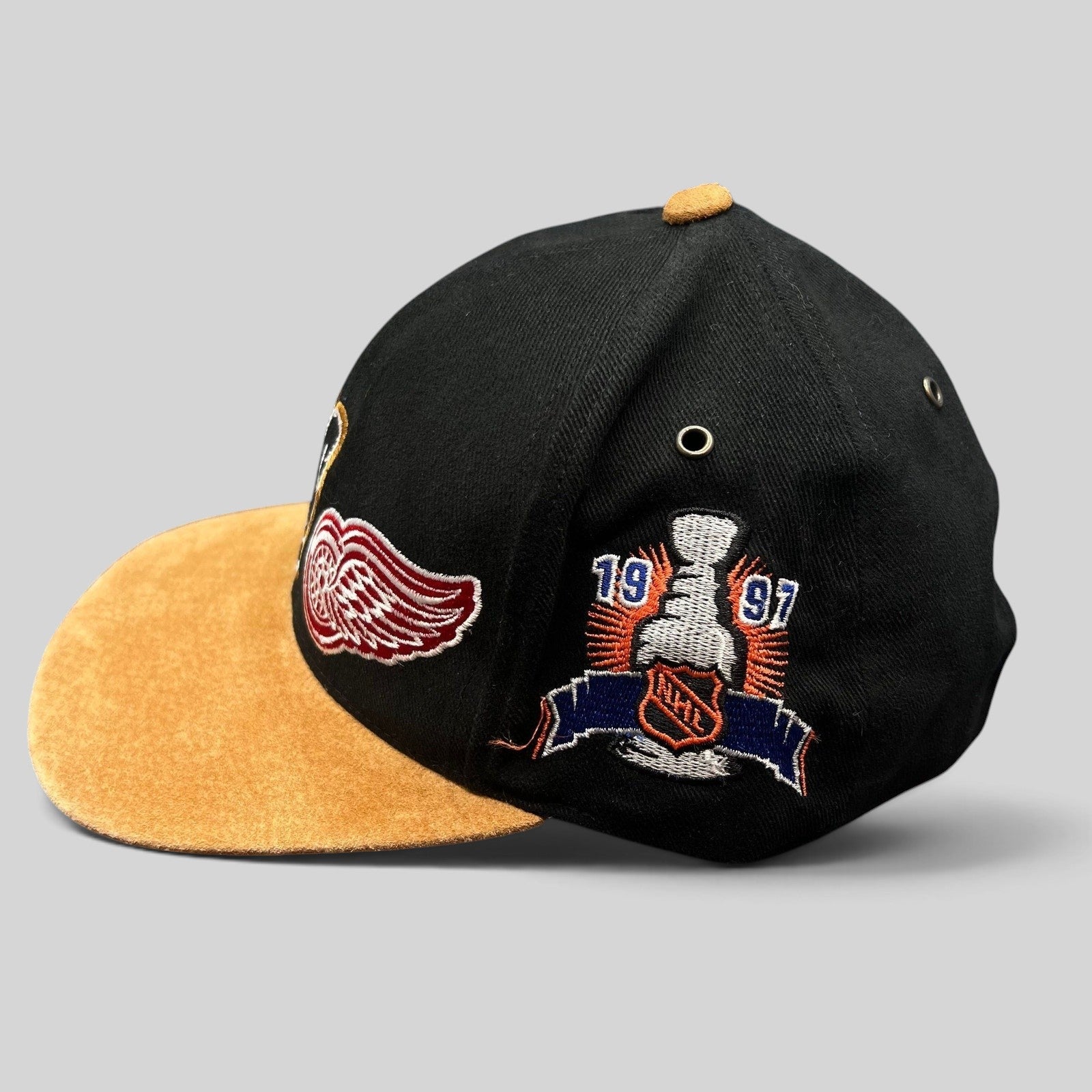 Raree Finds vintage Detroit Red Wings 1997 Stanley Cup Starter snapback hat with black crown and tan suede brim