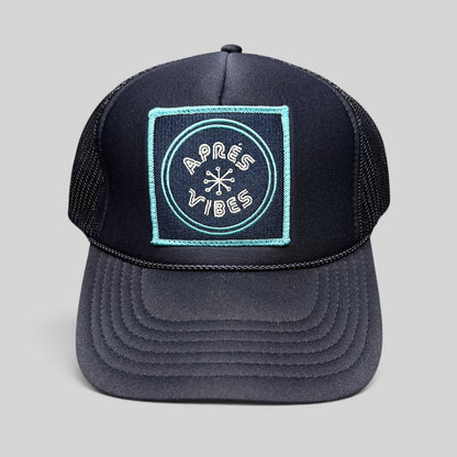 Raree Finds navy blue trucker hat with an Après Vibes embroidered patch, mesh back, and adjustable snapback closure.