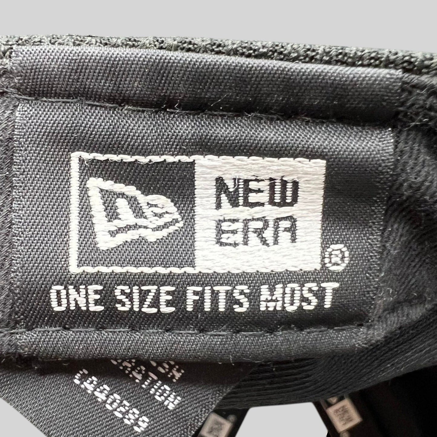 Raree Finds New Era 9FIFTY snapback interior label showing brand logo and one size fits most sizing