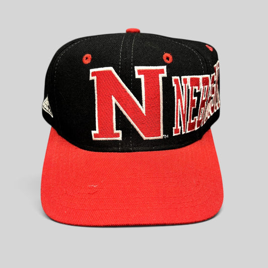Raree Finds vintage 1990s Nebraska Cornhuskers Apex One snapback hat with oversized red N embroidery on black crown