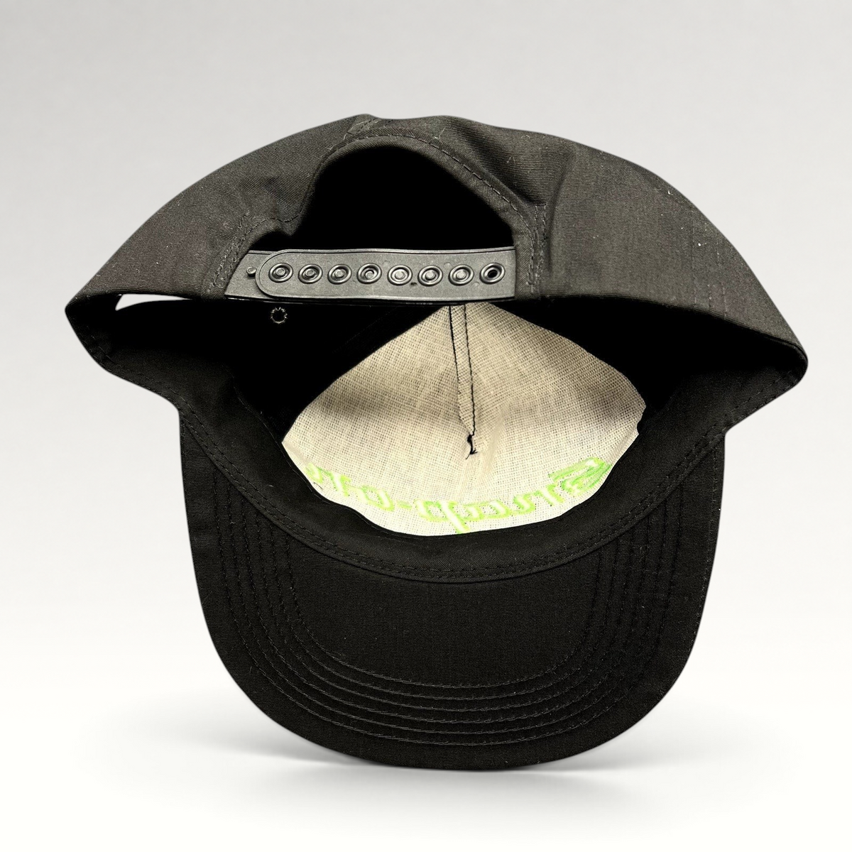 Raree Finds vintage 90s Snap-on Tools black snapback hat with adjustable plastic closure, back view
