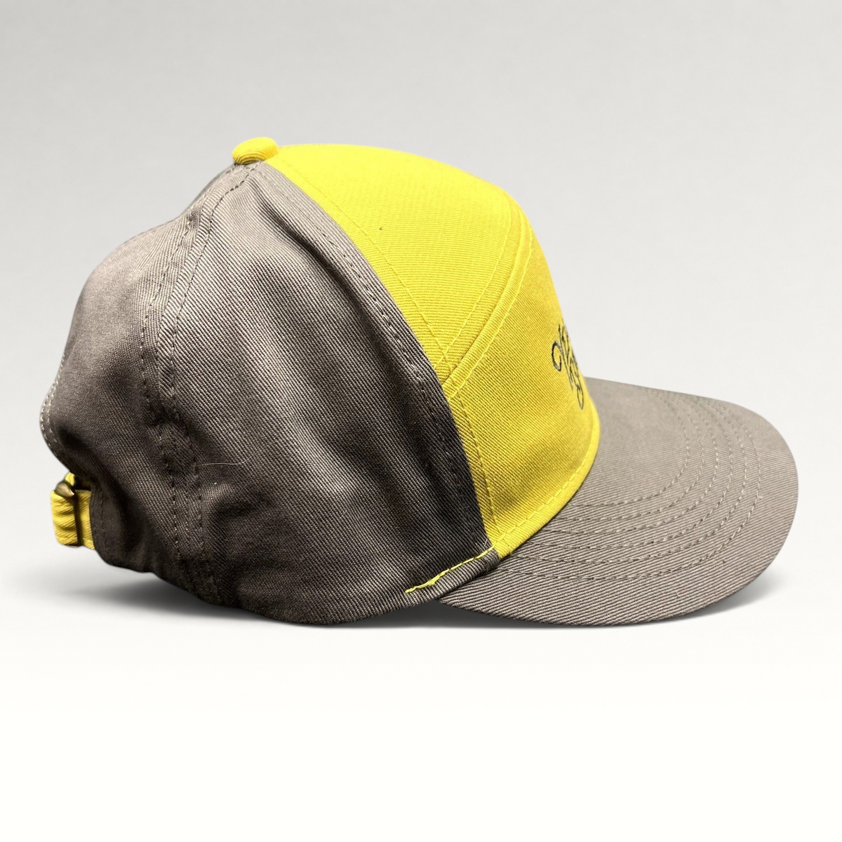 Raree Finds Yellowstone Brewing Co two-tone yellow and gray cotton strapback hat with curved brim and brass buckle
